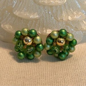Vintage Green Gold Tone Cluster Earrings Clip On Mid-Century Beaded Jewelry